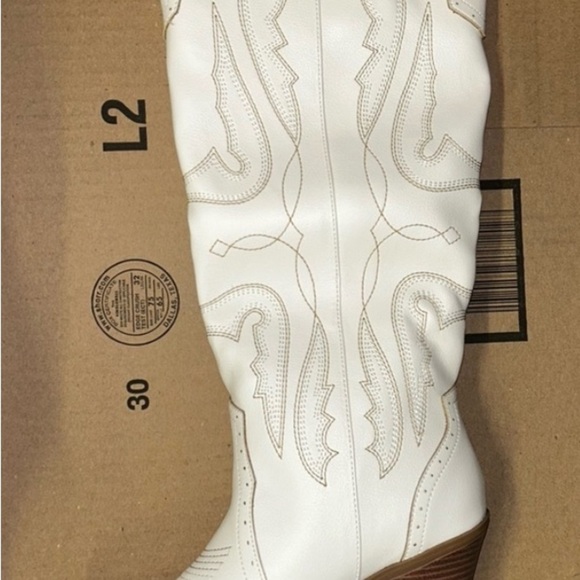 White and Brown Heeled Boots with Western Flair - Picture 3 of 4